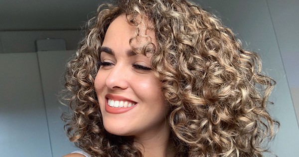  Cuentos de texturas: Gabi en apartar su alisador para abrazar el pelo rizado 