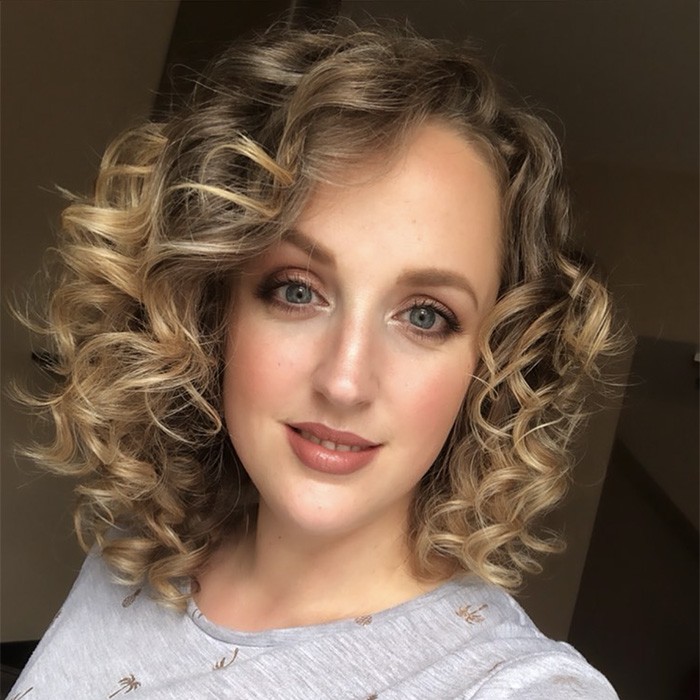 6 consejos para secar el cabello ondulado sin encrespamiento