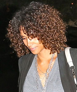 Halle Berry con un bob rizado