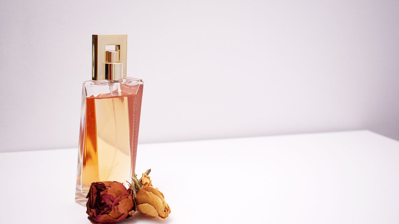 Este es el perfume ideal para el cabello y huele dulce este verano