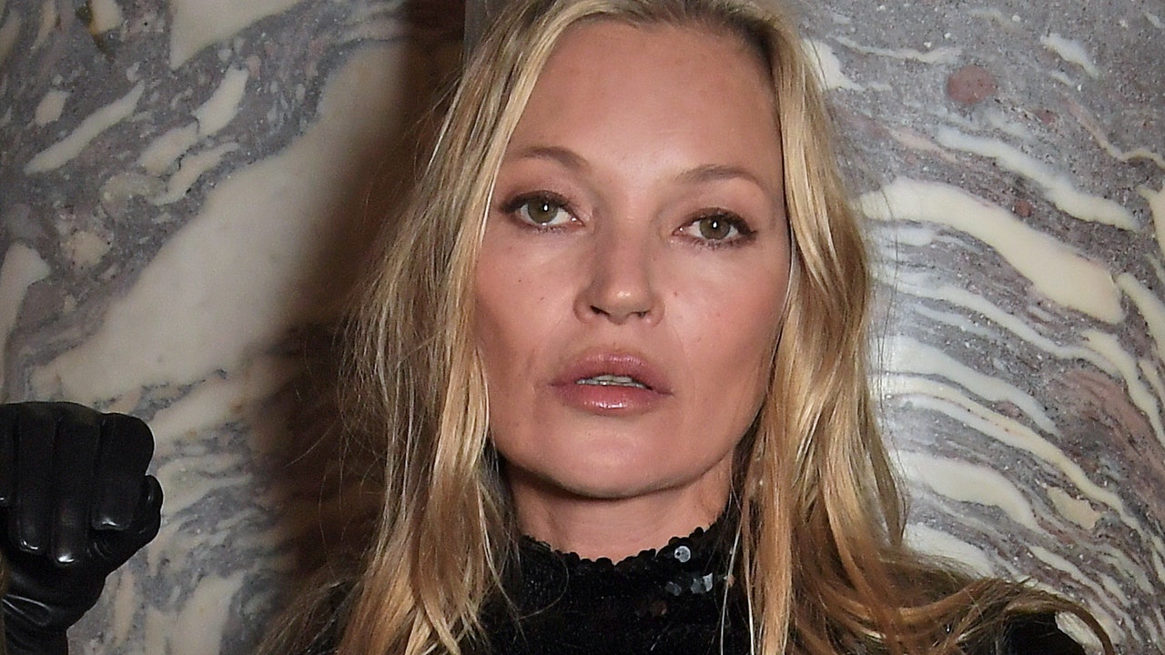 Kate Moss se ve más joven gracias a estas luces para el cabello