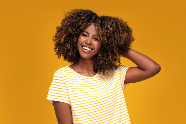 El cabello africano tiene mayor contenido de lípidos en todas sus partes: médula, corteza y cutícula |  Fotografía de archivo