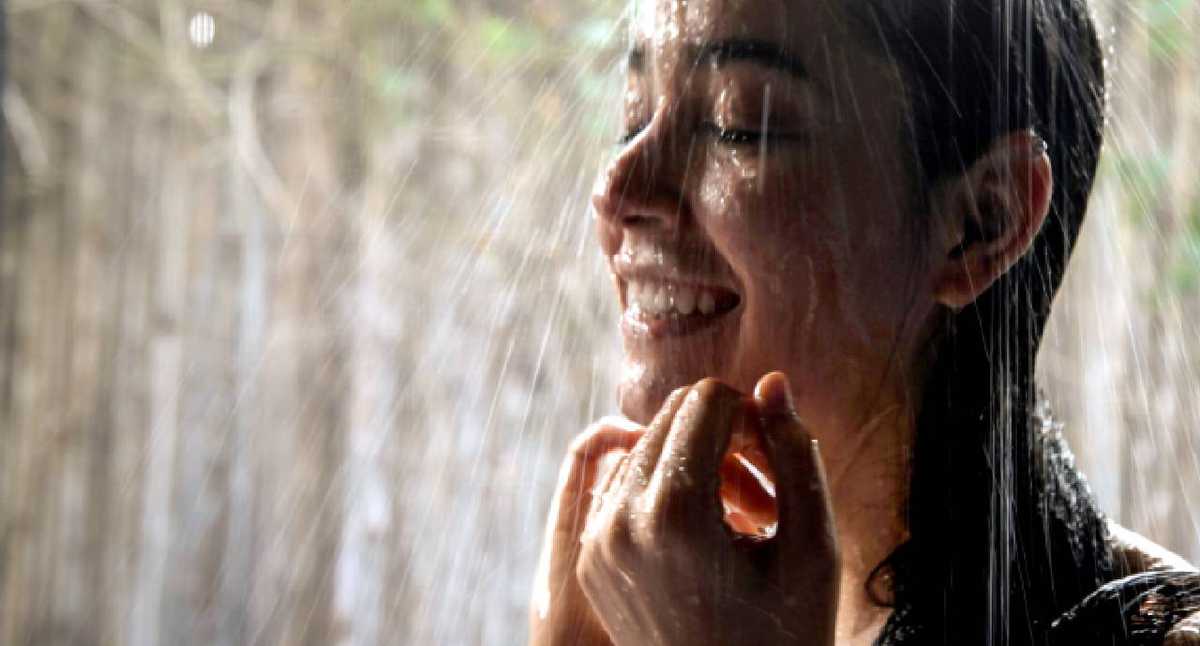 ¿Agua caliente o agua fría?  este es el más recomendado para lavarse el pelo