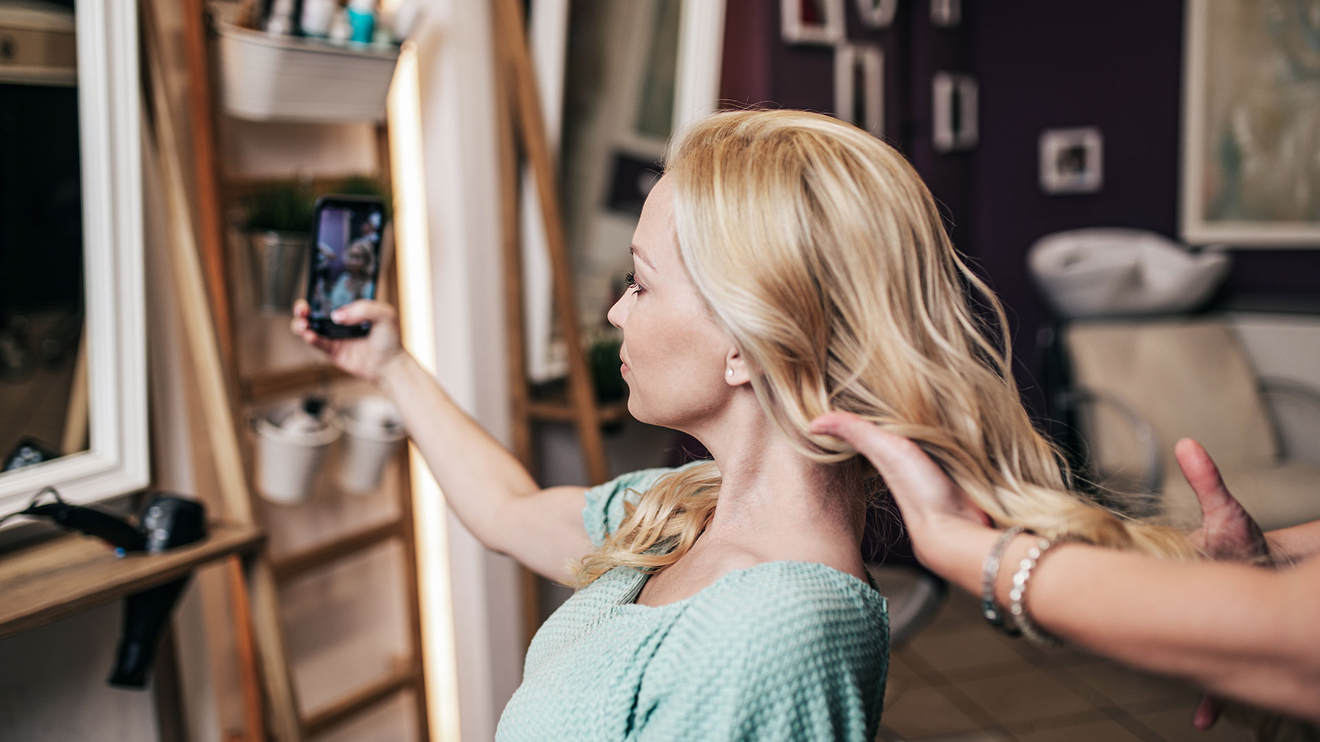 En cuanto al cabello, ya no se usan los colores compactos: hoy la tendencia invita a imitar el desgaste natural que suele tener todo cabello (Getty)