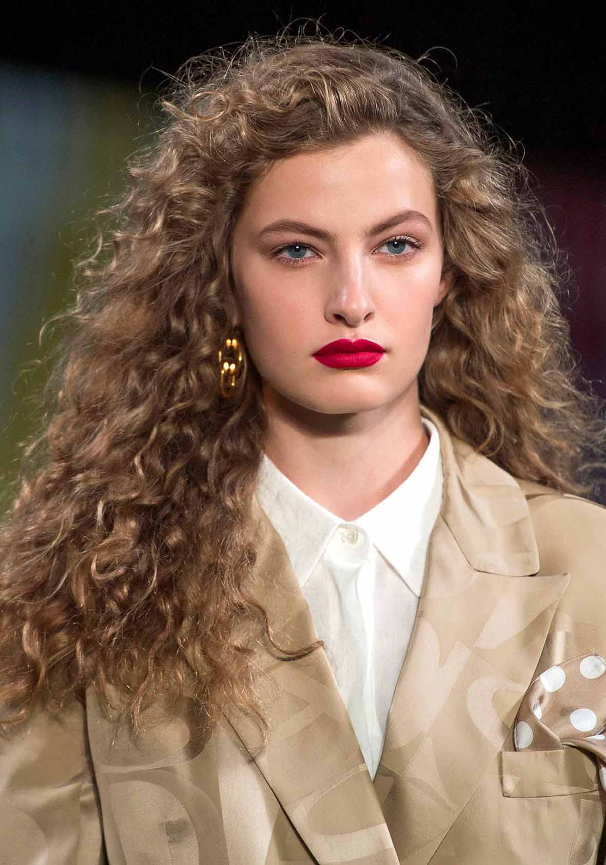 Cabello rizado y desordenado: cómo llevar la tendencia del cabello