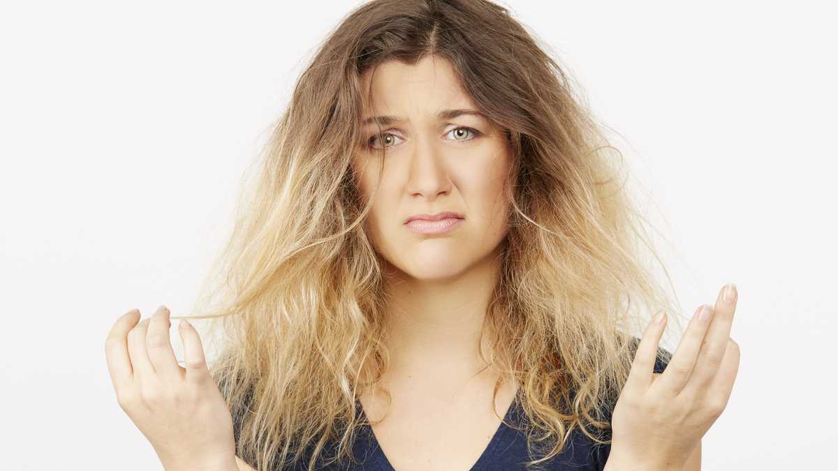 Una de las causas del cabello esponjoso es la deshidratación.