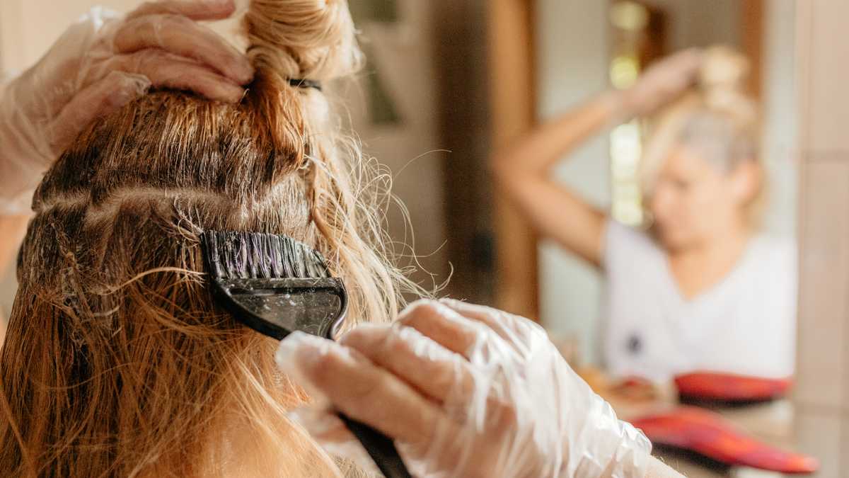 Cabello gris: ¿cómo cubrirlo de forma natural con tintes caseros?
