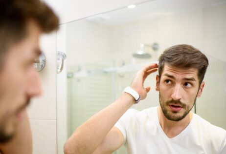 Cómo combatir la caída del cabello por caída: una guía rápida con todo lo que necesitas saber y los 10 mejores productos para prevenirla