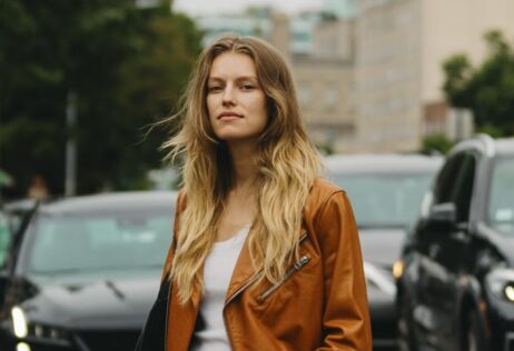 Dos champús en seco muy económicos (por tres euros) que disimulan las canas, dan volumen y ayudan a los lavados a distancia