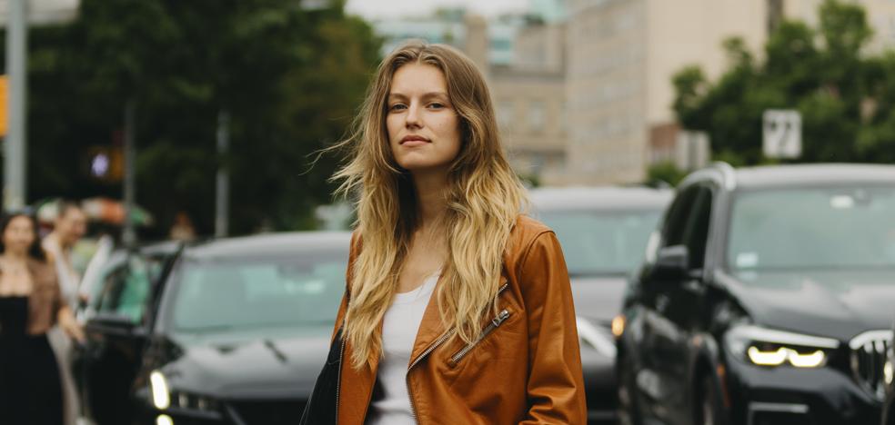 Dos champús en seco muy económicos (por tres euros) que disimulan las canas, dan volumen y ayudan a los lavados a distancia