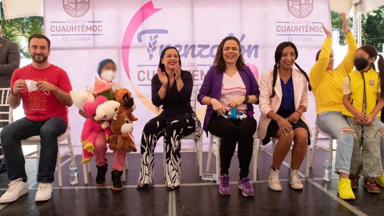 “Nos enseñan a luchar”, exige Sandra Cuevas, para reforzar el tratamiento de los niños con cáncer