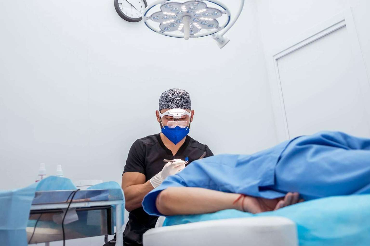 dr.  Berna ofrece implantes capilares elaborados con la última tecnología