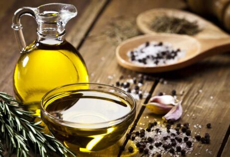 El uso de romero y aloe puede ayudar en el crecimiento del cabello.