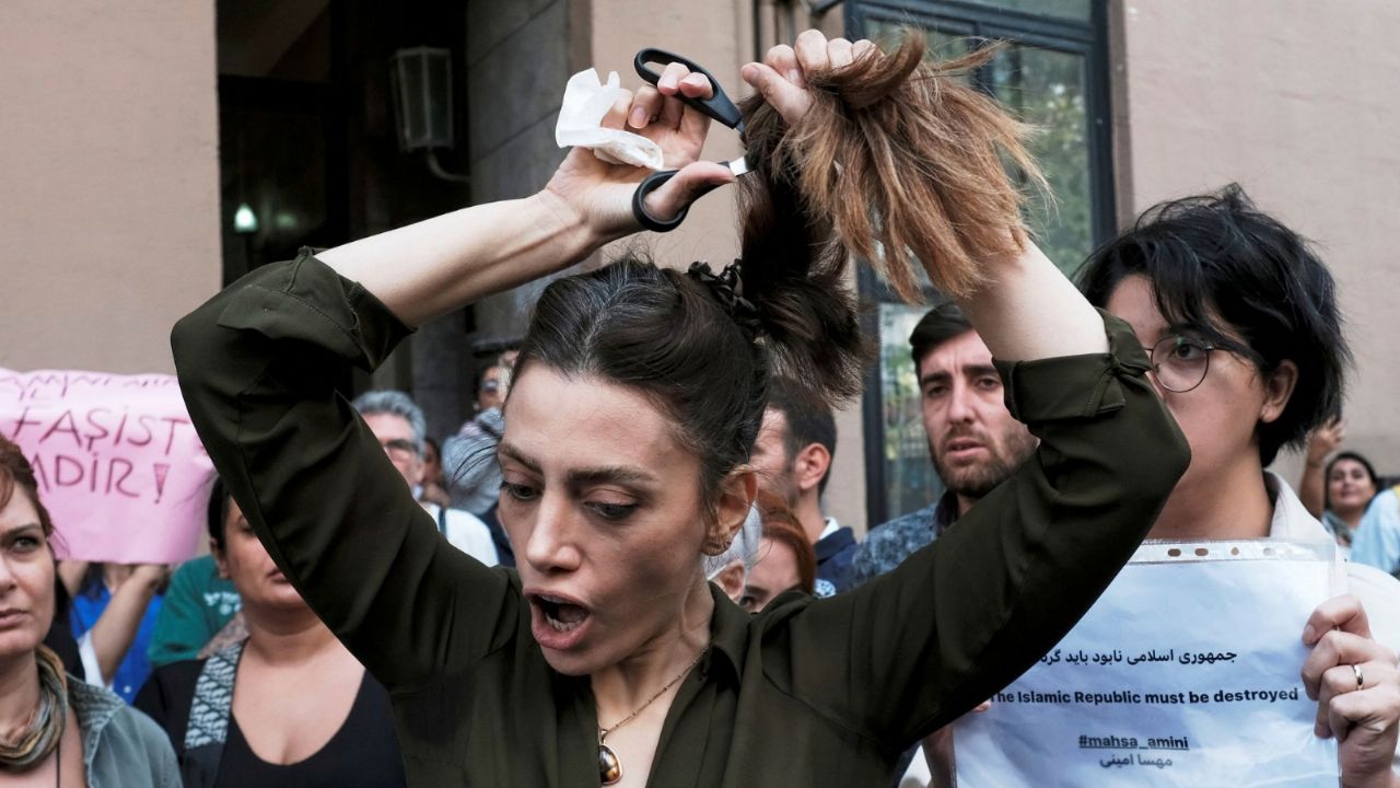 ¿Por qué las mujeres iraníes se cortan el pelo y queman sus hijabs?