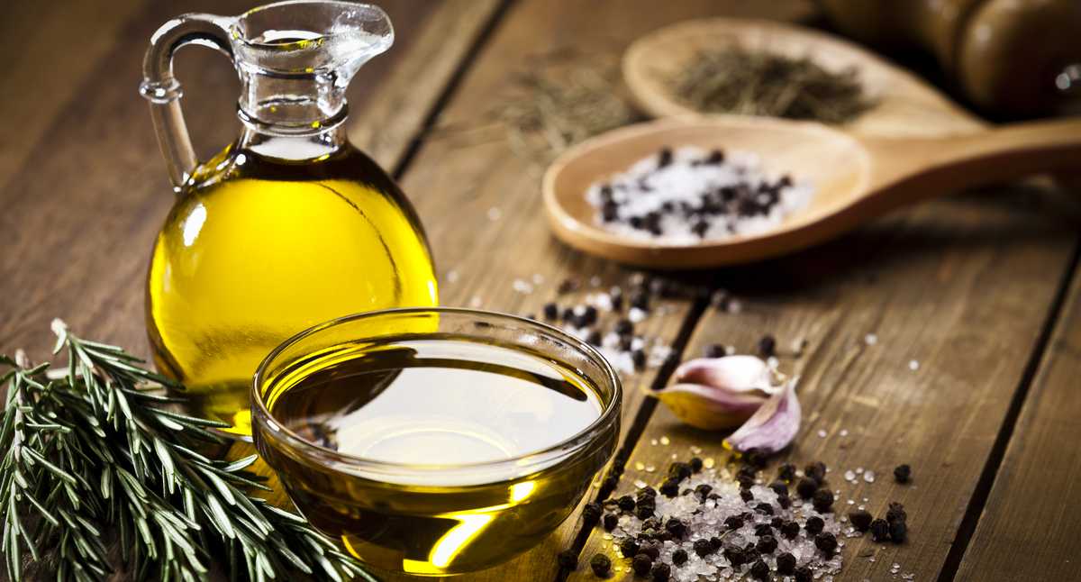 Aceite de romero contra la caída del cabello y contra las canas: cómo prepararlo