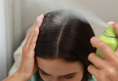 "Con respecto a" los niveles de sustancias químicas cancerígenas que se encuentran en más champús secos
