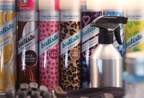 La toxina que causa cáncer en el champú seco sigue en el mercado, según un estudio