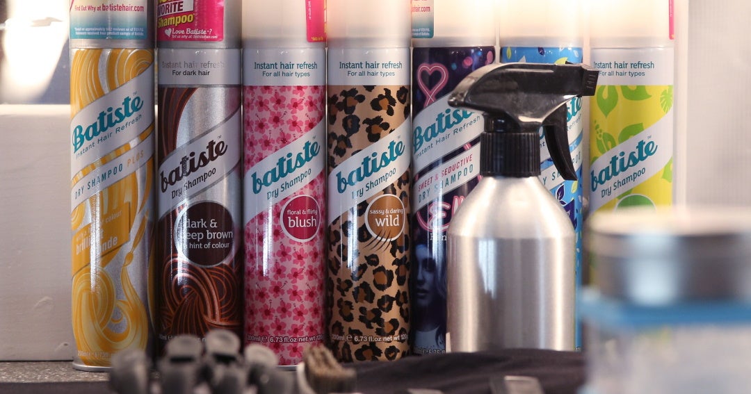 La toxina que causa cáncer en el champú seco sigue en el mercado, según un estudio