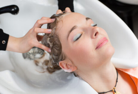 Según los dermatólogos, el champú es esencial para la salud del cuero cabelludo y el cabello