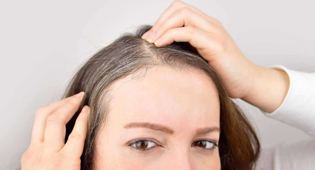 Infusión de romero para eliminar las canas y fortalecer el cabello