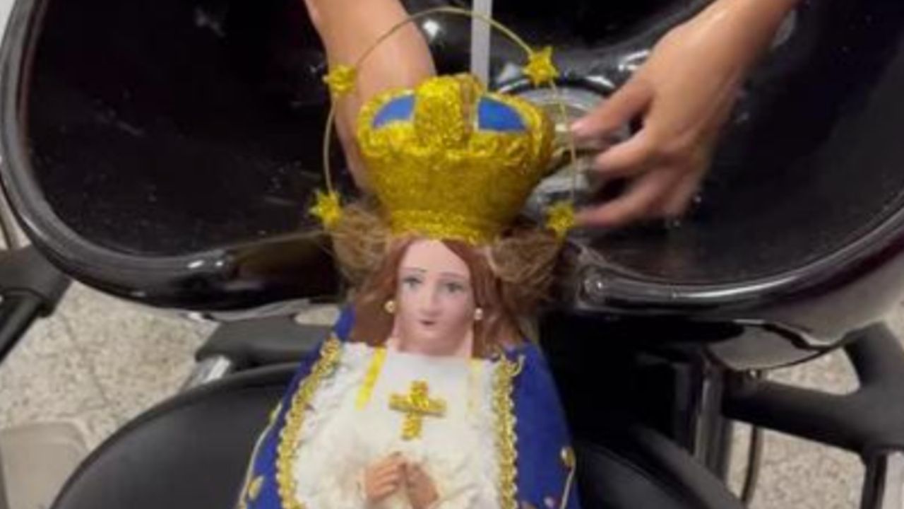 VÍDEOS |  Tratan el cabello de la virgen antes de su fiesta y rompe TikTok tiene cabello de verdad