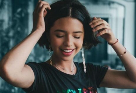 Ángela Aguilar renueva su cabello con el color chocolate ideal para mujeres jóvenes