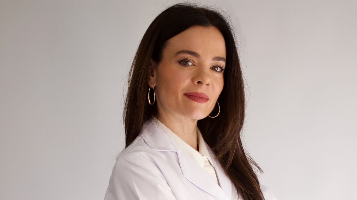 Helena Rodero, farmacéutica: “En nuestra rutina capilar es ideal utilizar dos tipos de champús y un acondicionador”.