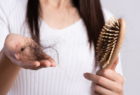 Los 6 aceites esenciales que reparan tu cabello